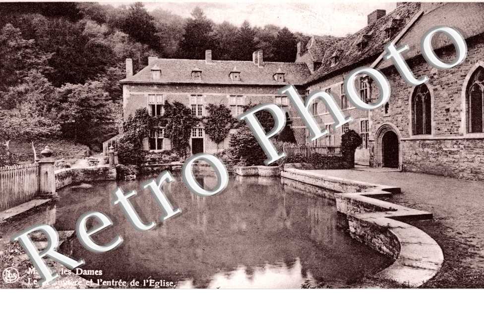 le presbytere et l'entree de l'eglise
