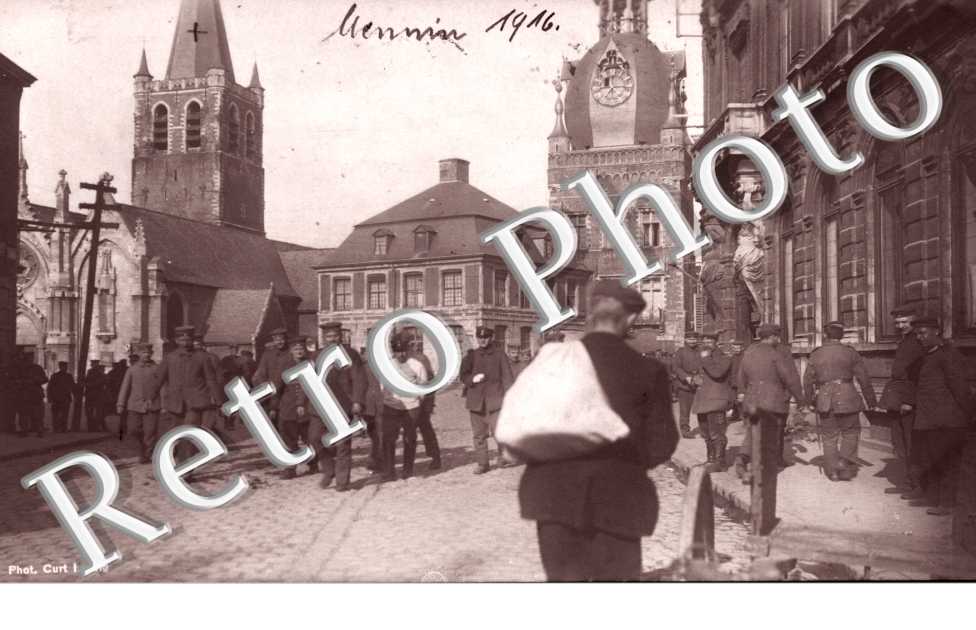 Une rue et soldats