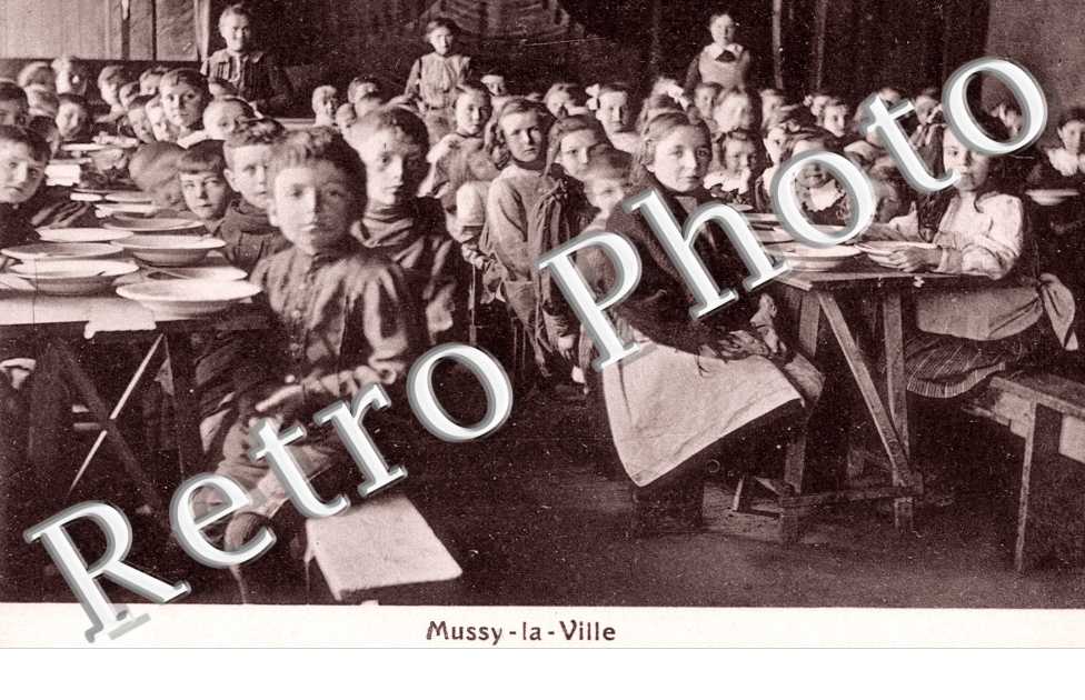 Des enfants au refectoire