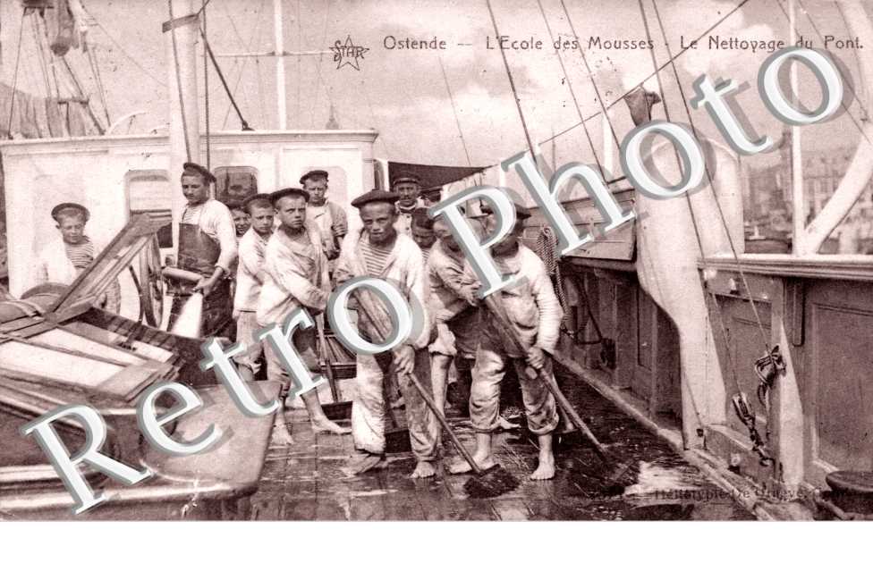 l'ecole des Mousses Le nettoyage du pont