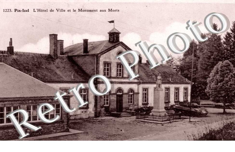 L'hotel de ville et le monument aux morts