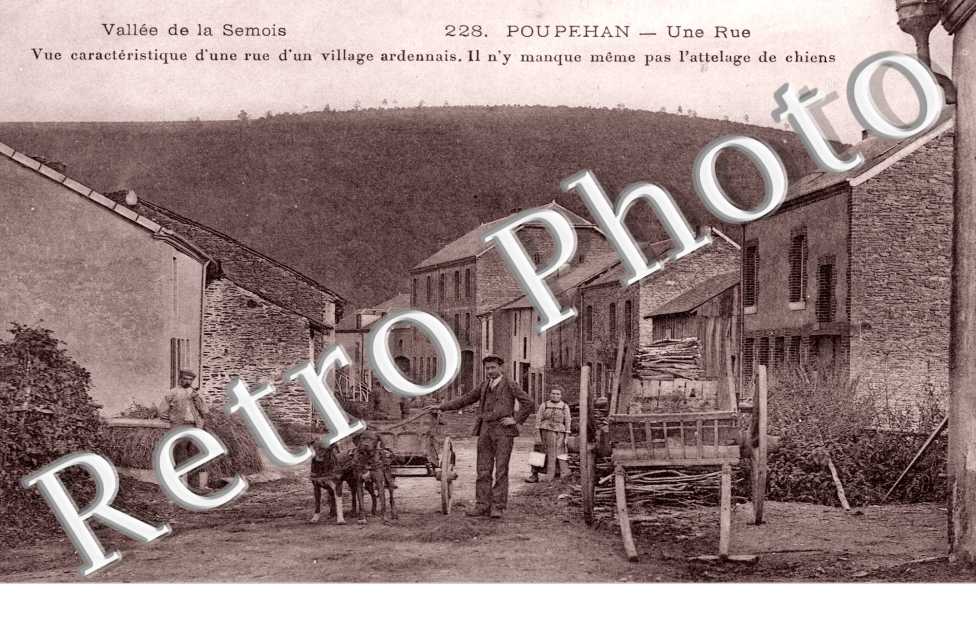 vue caracteristique d'une rue d'un village ardennais. Ul n'y manque meme pas l'attelage de chiens