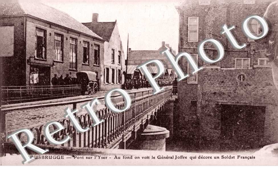pont sur l'Yser, au fond le general Joffre qui decore un francais