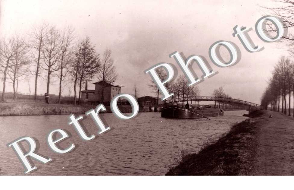 Une peniche sur le canal