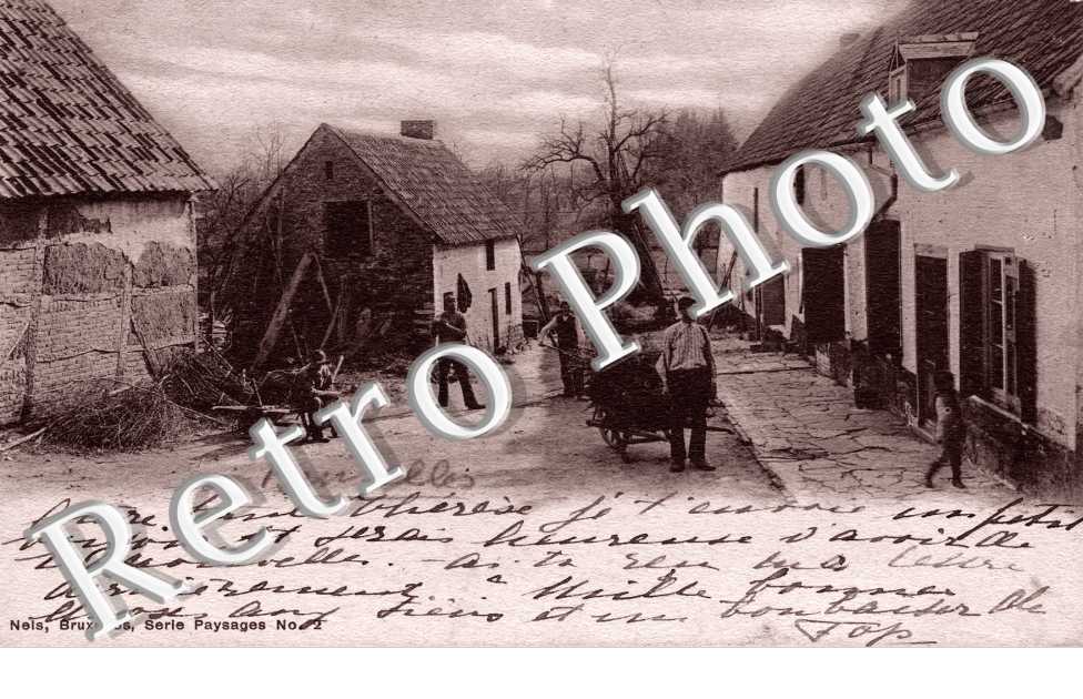 ( une rue du village )