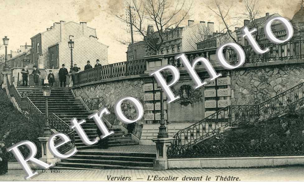 l'escalier devant le theatre
