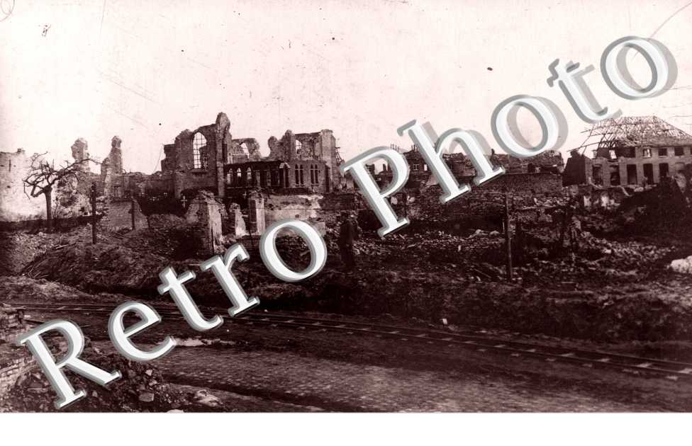 Eglise et quartier en ruines