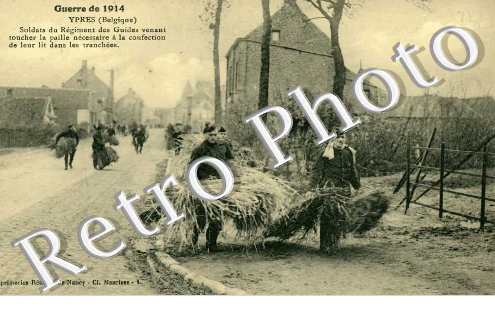 soldats du regiment des guides venant toucher la paille necessaire pour leurs lits dans les tranchees