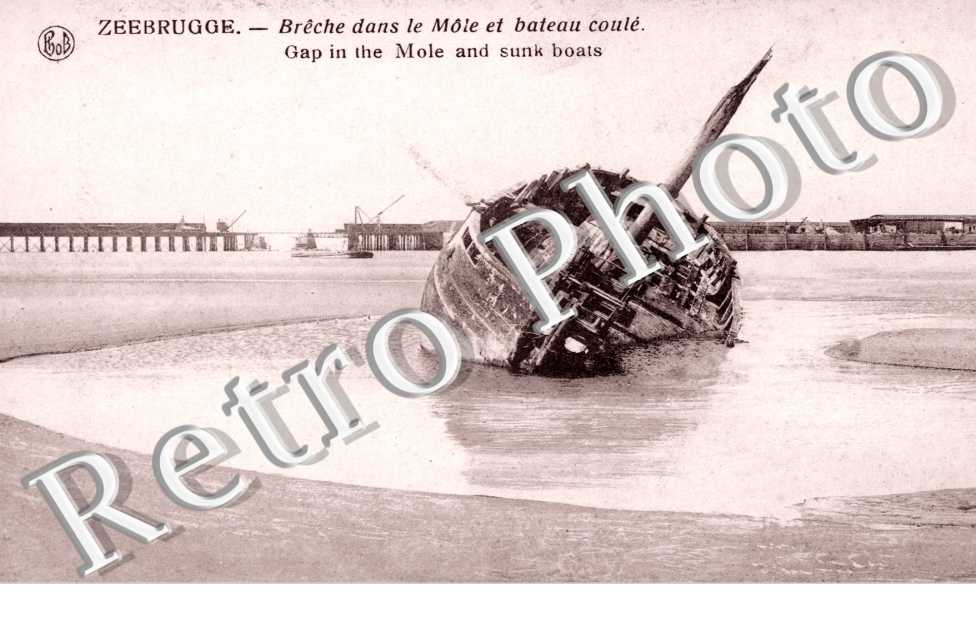 breche dans le mole et bateau coule