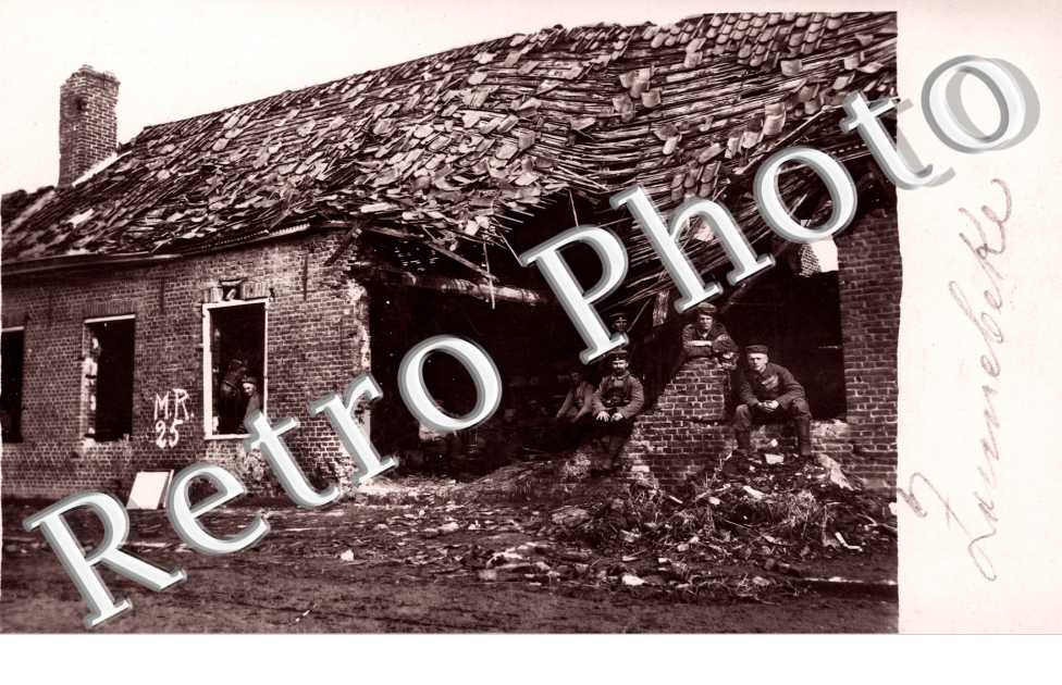 Soldats allemands dans une maison en ruine