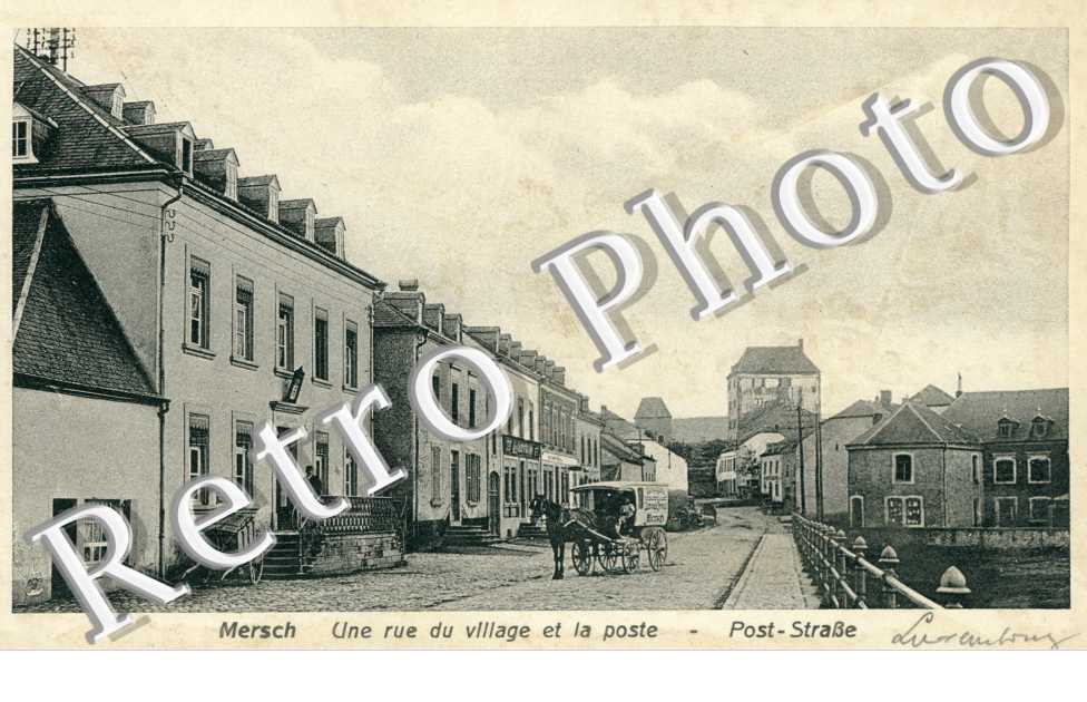 Une rue du village et la poste