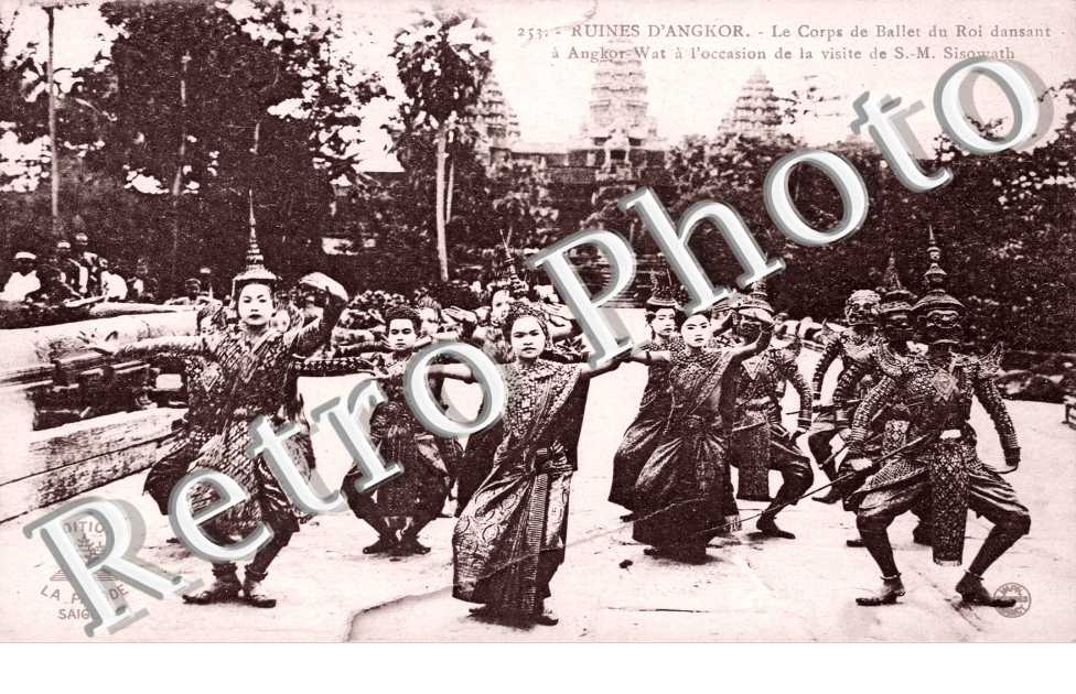 Ruines d'Angkor, le Corps de Ballet du Roi dansant a Angkor Wat