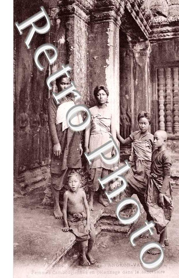 Angkor-Vat, Femmes cambodgiennes en pelerinage dans le sanctuaire