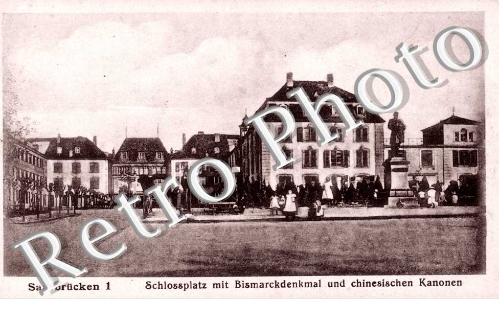 Schlossplatz mit Bismarckdenkmal und chinesischen kanonen