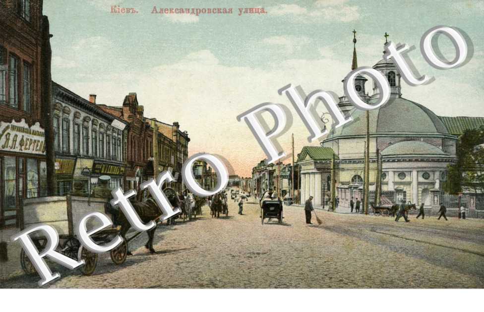 Hotel du passage. Podole. Rue Alexandrovsaya. Eglise de la Nativite