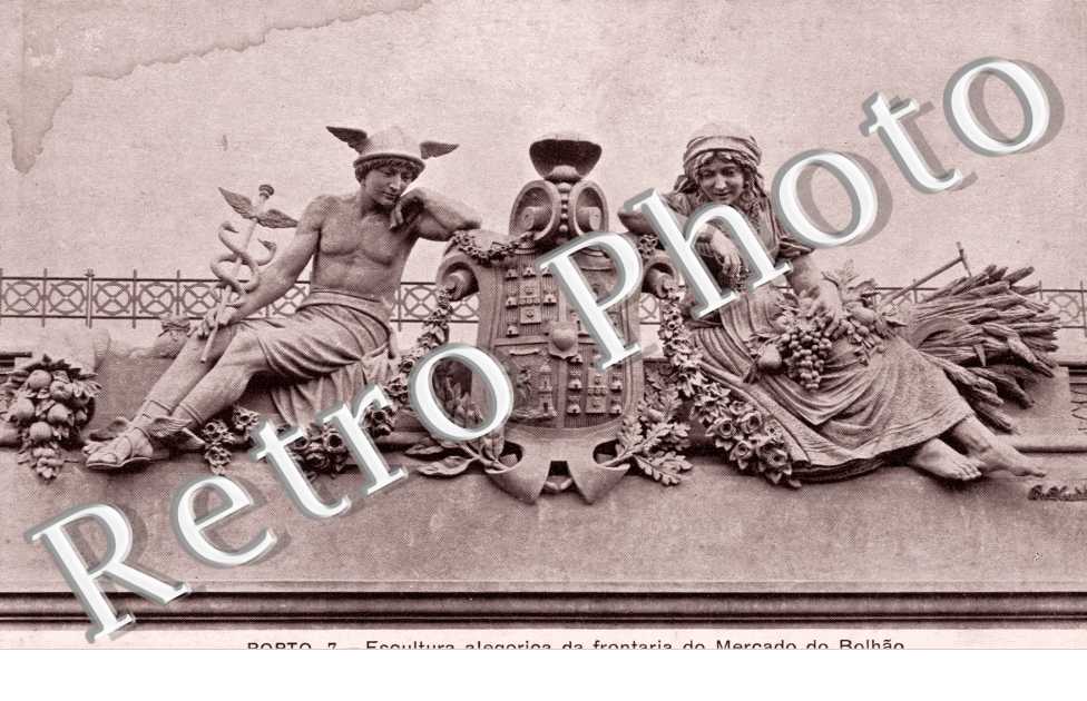  Escultura alegorica da fronteria do Mercado do Bolhao