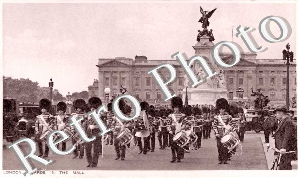 Buckingham Palace  Guards in the Mall
