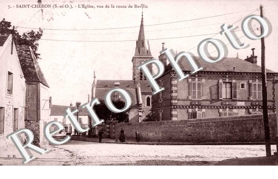 L'eglise, vue de la route de Baville