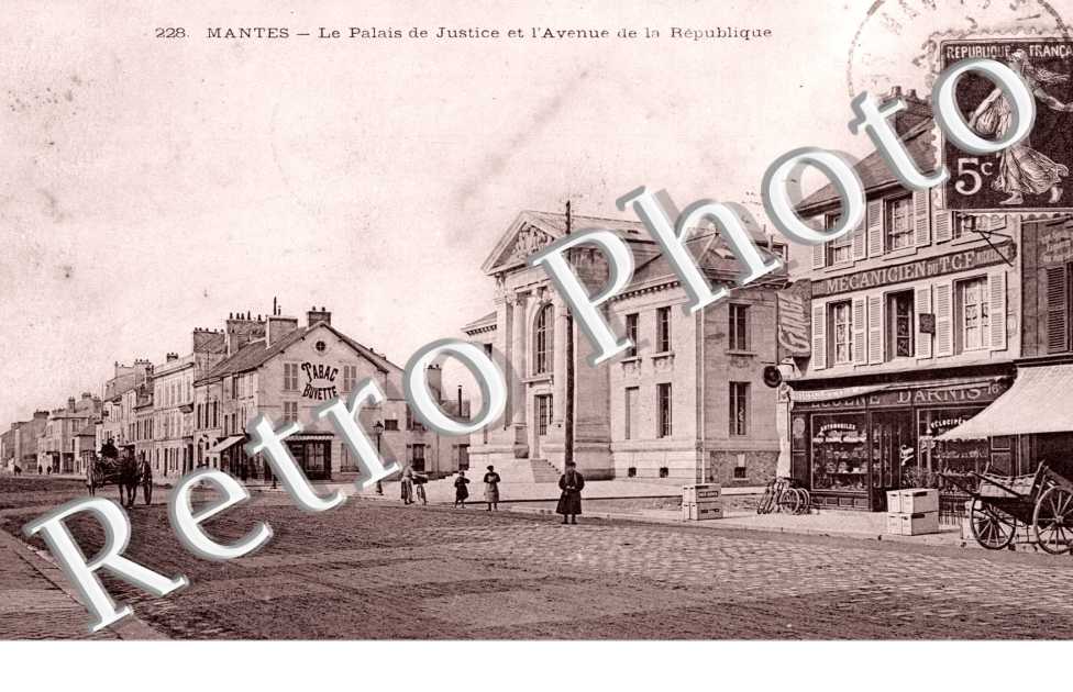 le Palais de Justice et l'Avenue de la Republique