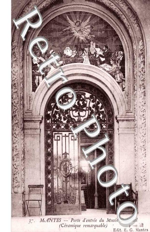 Porte d'entree du Musee Duhamel