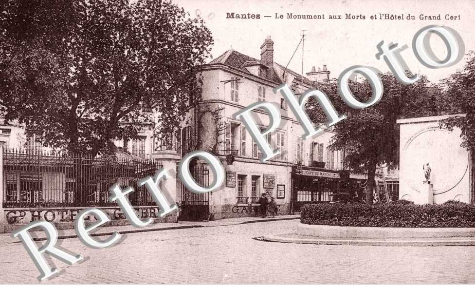 Le Monument aux Morts et l'Hotel du Grand Cerf