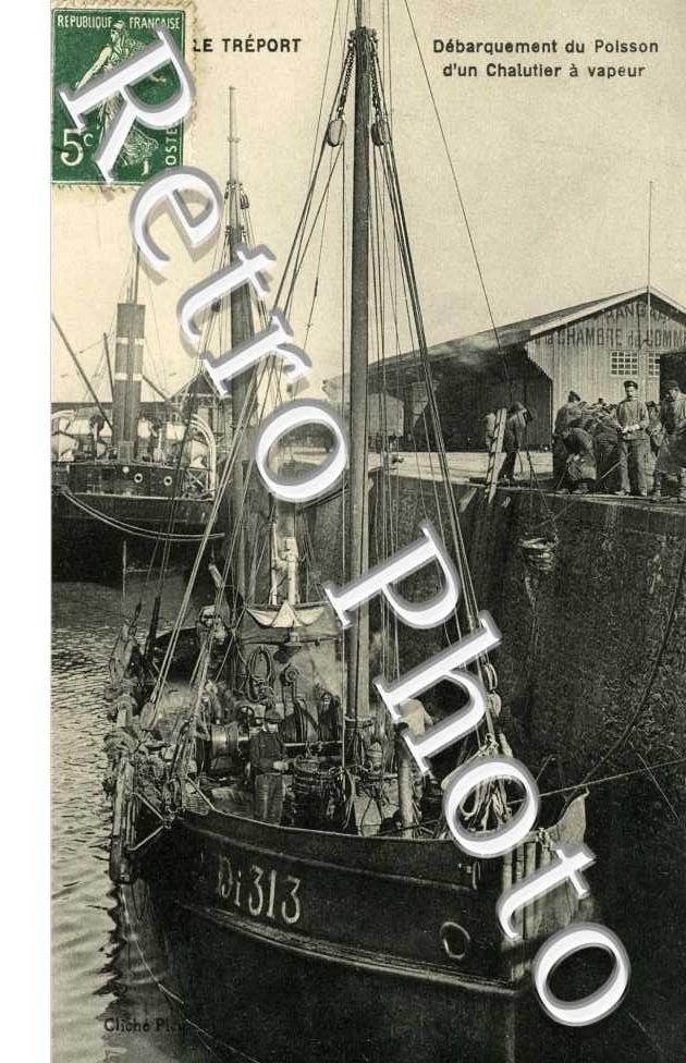 debarquement du poisson d'un chalutier a vapeur