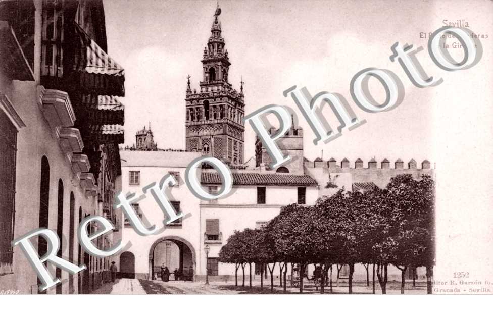 El Patio de Banderas y la Giralde