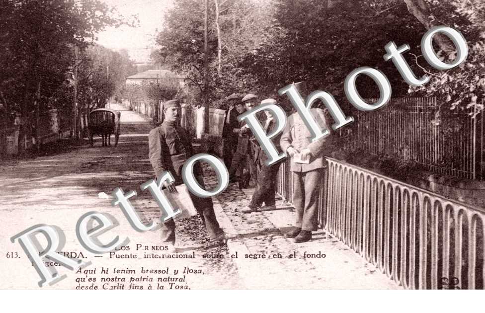  Los pireneos. Puente internacional sobre el segre en el fondo Puigcerda