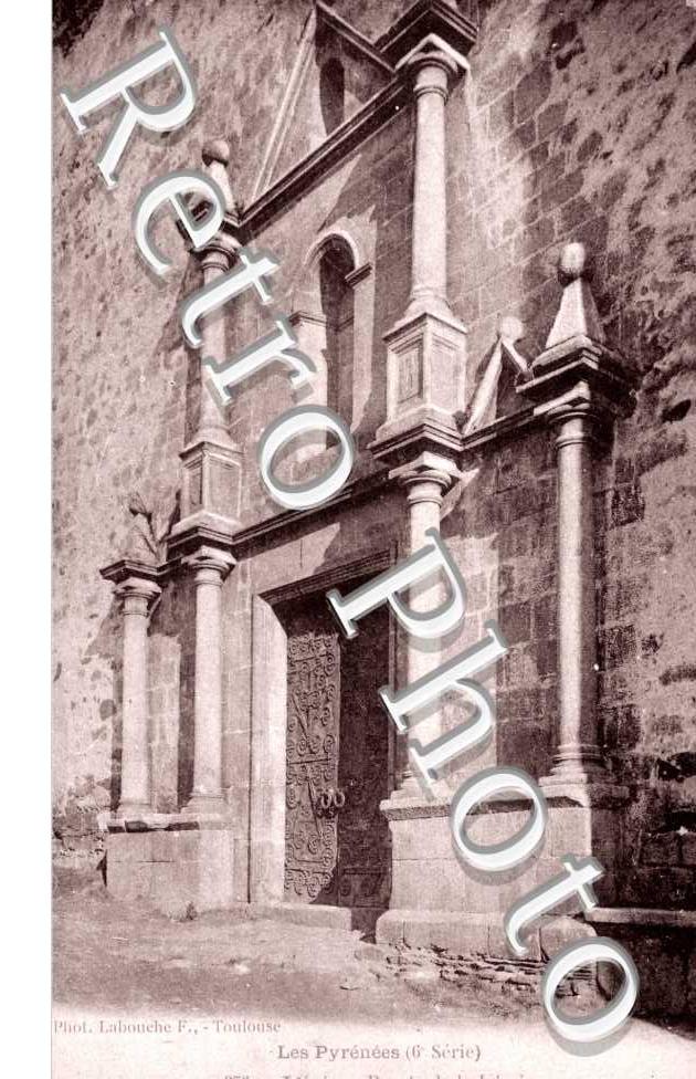 Llivia - puerta de la iglesia