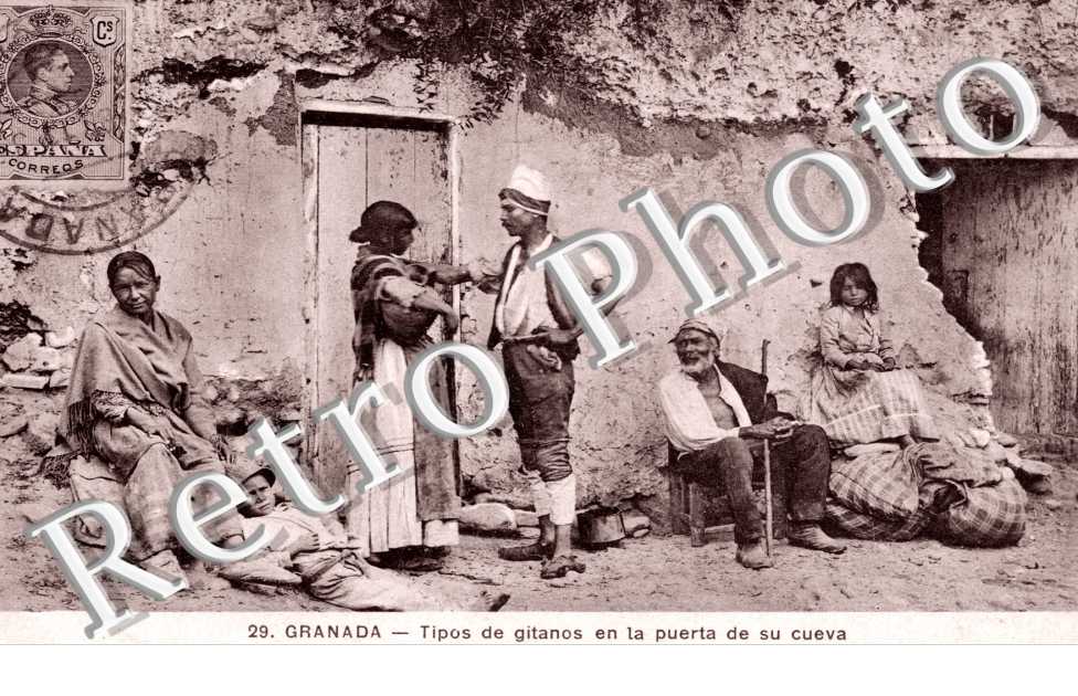 Tipos de gitanos en la puerta de su cueva