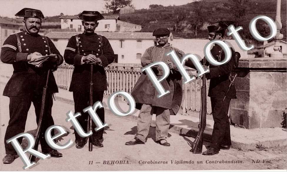 carabineros vigilando un contrabandista