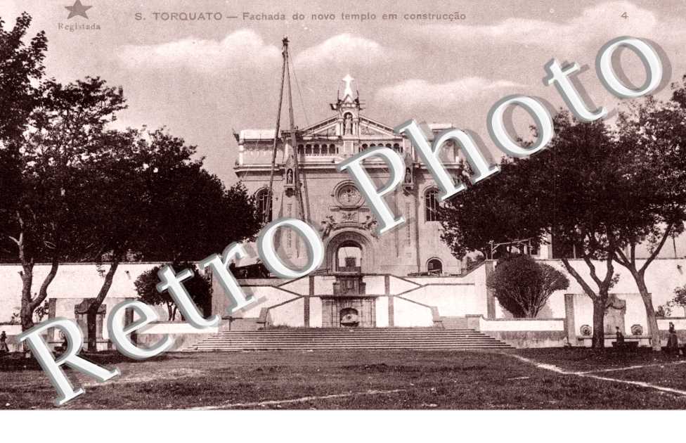 Fachada do novo templo em construccão