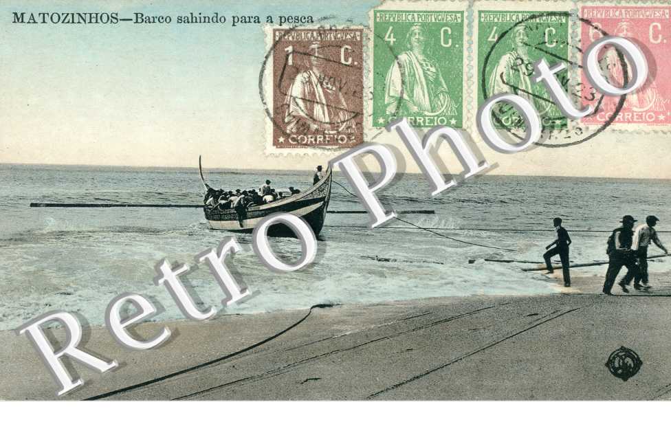 Barco sahindo para a pesca