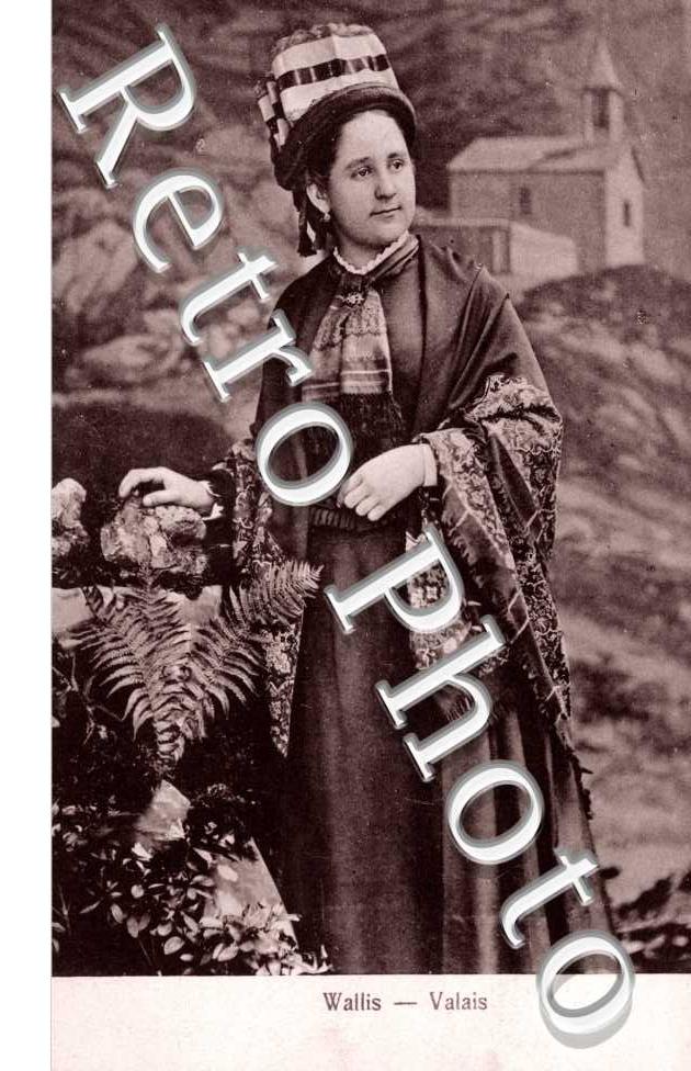 femme en costume