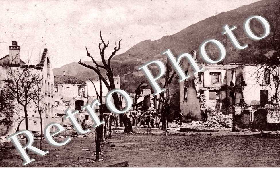 Postgebaude Mannschaft beim Einreissen der geborstenen Mauern  - incendie de 1908