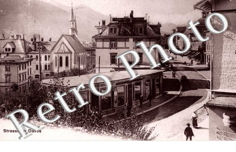 Strasse in davos, une rue, et tour de l'eglise