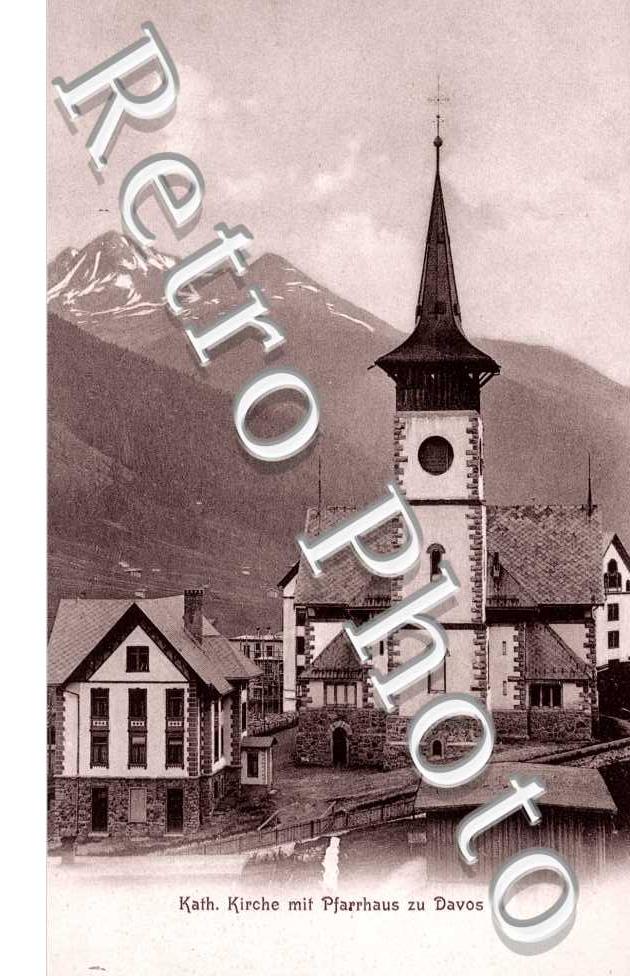 Katholische Kirche mit Pfarhaus zu Davos. Eglise catholique avec presbytere a Davos