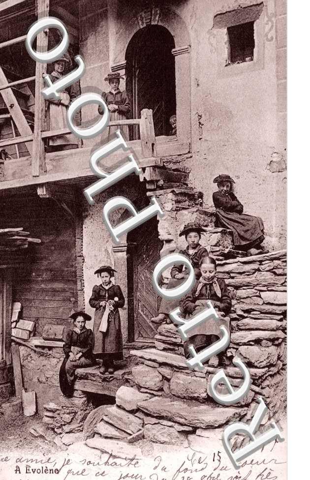 Des jeunes filles devant une maison