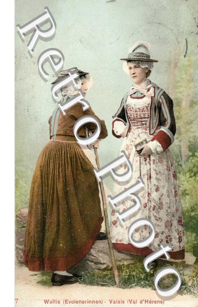 Femmes en costume