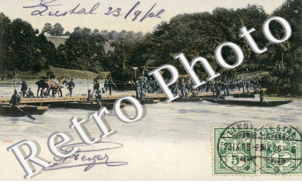 Des hommes sur des barques