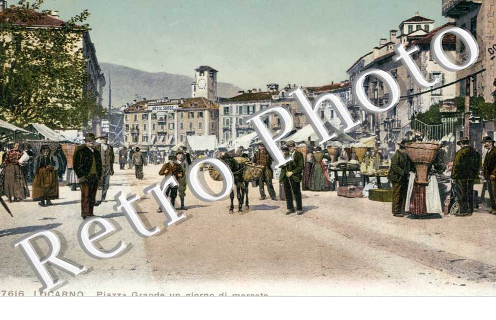 Piazza Grande un giorno di mercato, le Marchee