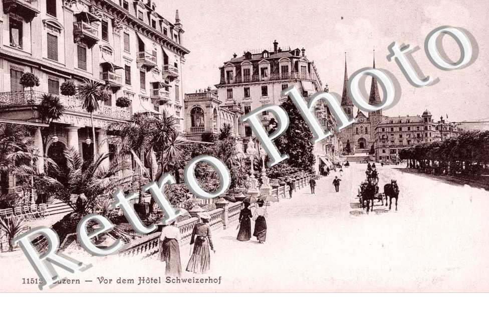Vor dem Hotel Schweizerhof