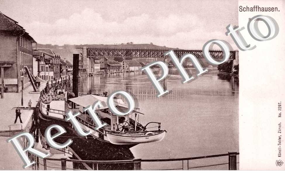 Vue Interieure, Un Bateau pres des Quais