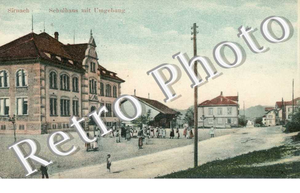 Schulhaus mit Umgebang