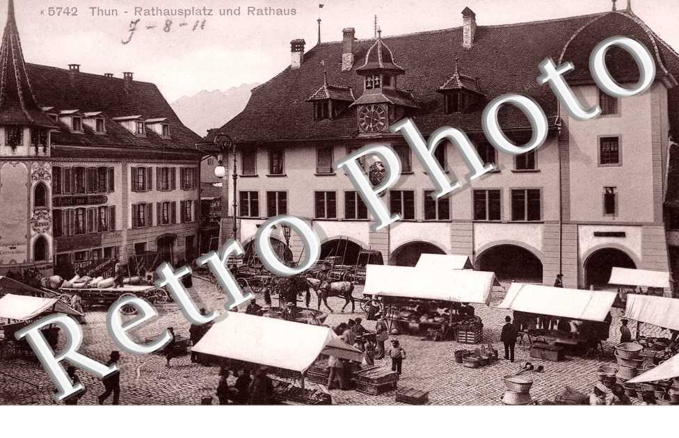 Rathausplatz und Rathaus. Place de la mairie et la mairie