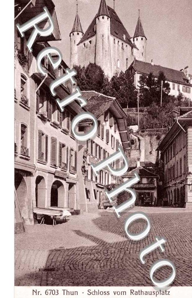 Rathausplatz und Schloss. Place de la mairie et chateau