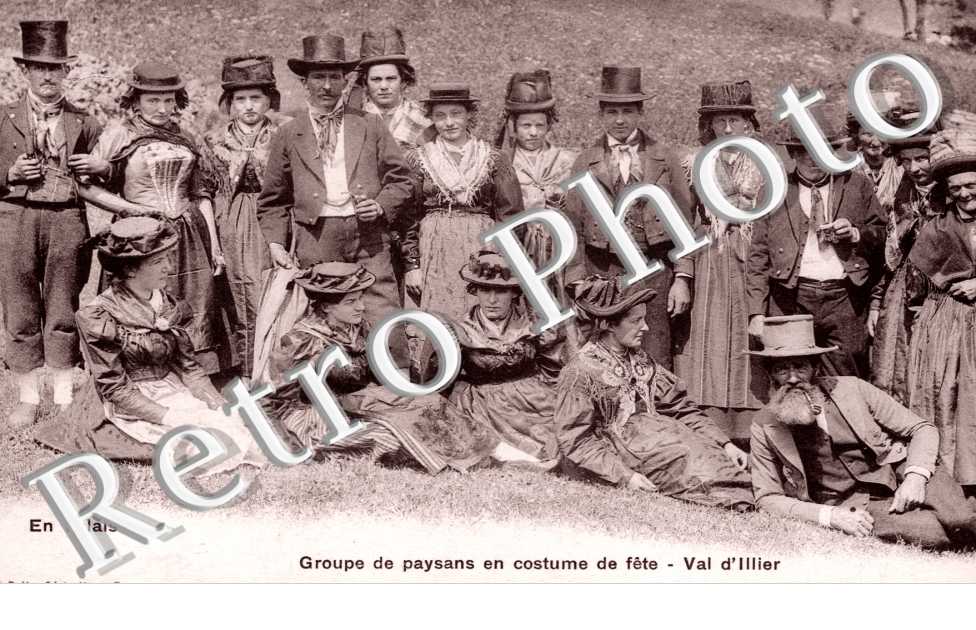 Groupe de paysans en costume de fete