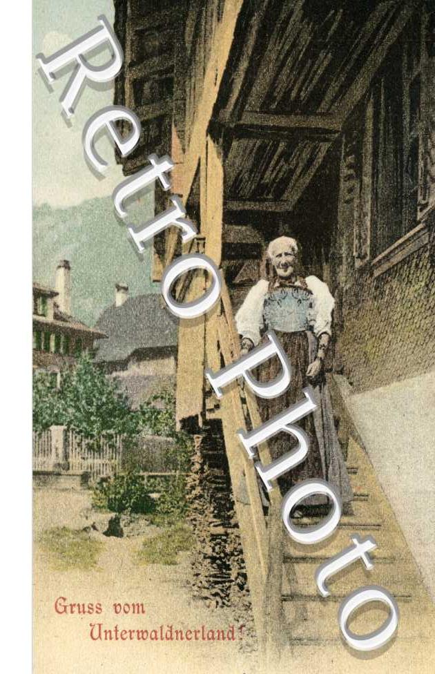 Une femme descendant les escaliers