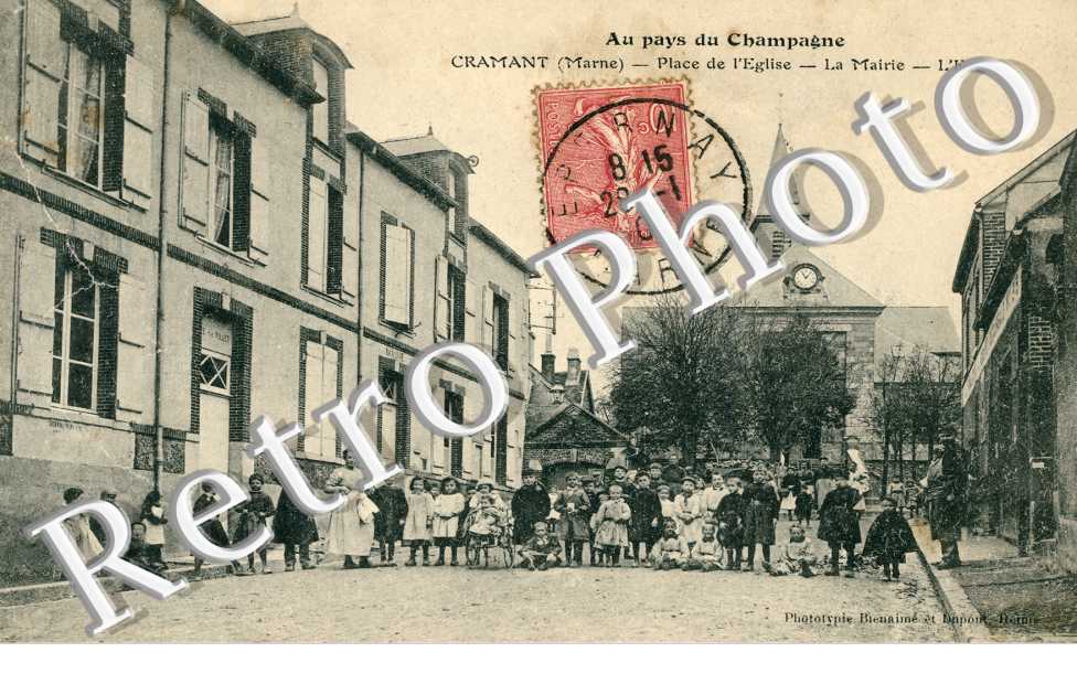 Place de l'Eglise, la Mairie et l'Ecole