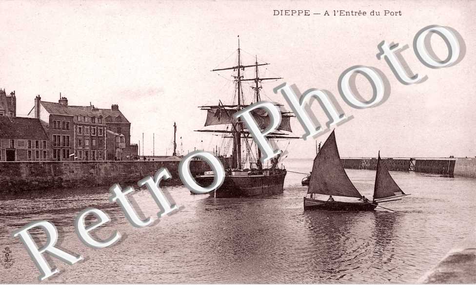 à l'entrée du port